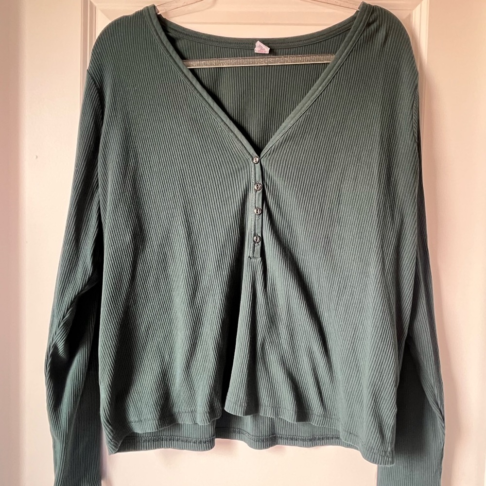 Women's Green V-Neck Buttoned Top